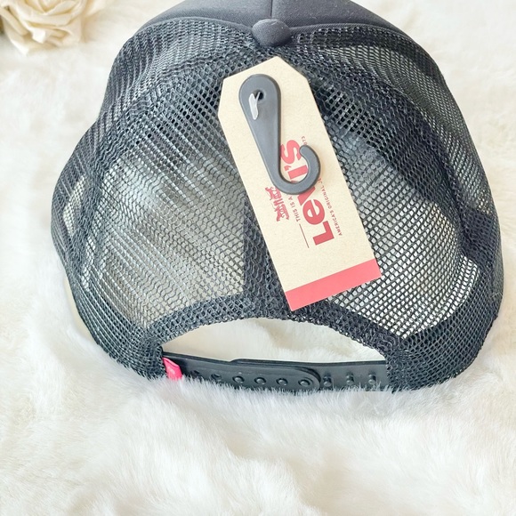 NWT LEVI’S SILVERTAB HAT BLACK with blue, pink & white Logo on front. Adjustable - Picture 4 of 5